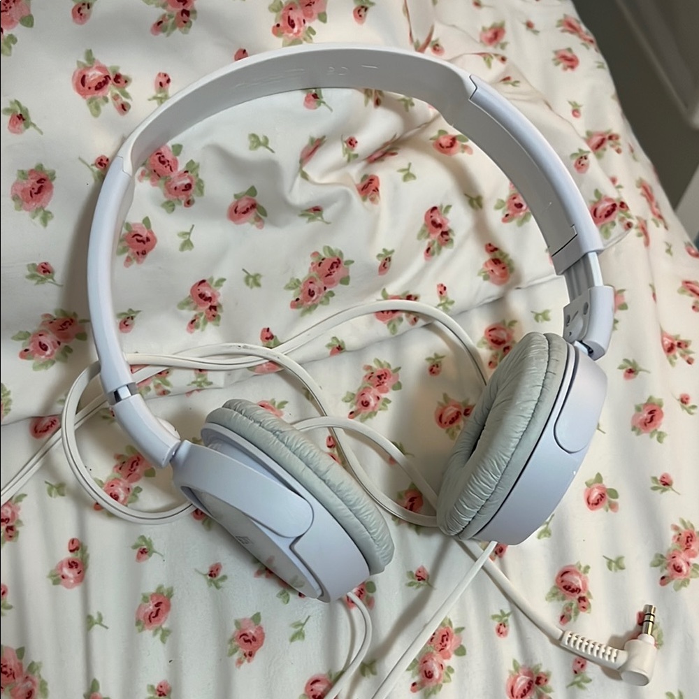 Sony White On-Ear Headphones with Wireless Design and Plush Cushions